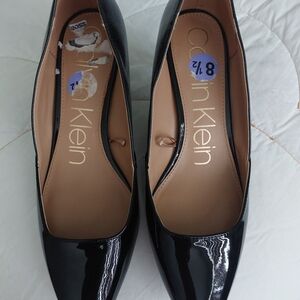Black small heel shoes
